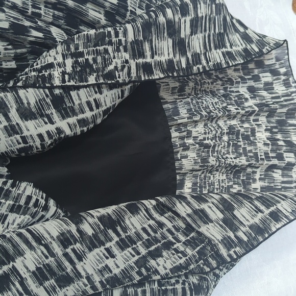 Liz Claiborne Black White Abstract Textured Crepe Maxi Skirt Size Large - Picture 3 of 4